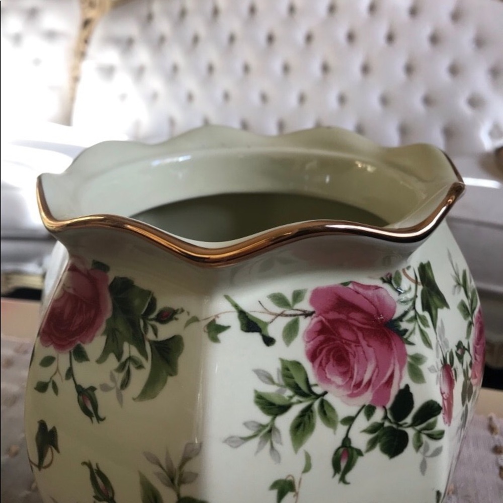 Decorative Floral gold trim canister set. - Picture 4 of 5